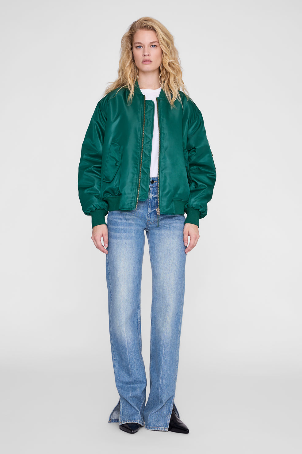 Bomber Leon oversize en satin vert sapin Anine Bing porté sur un tee-shirt blanc et un jean clair