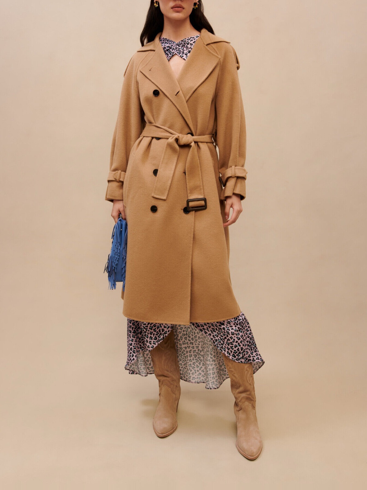 Manteau en laine camel coupe trench, double boutonnage et ceinture, signé Maje