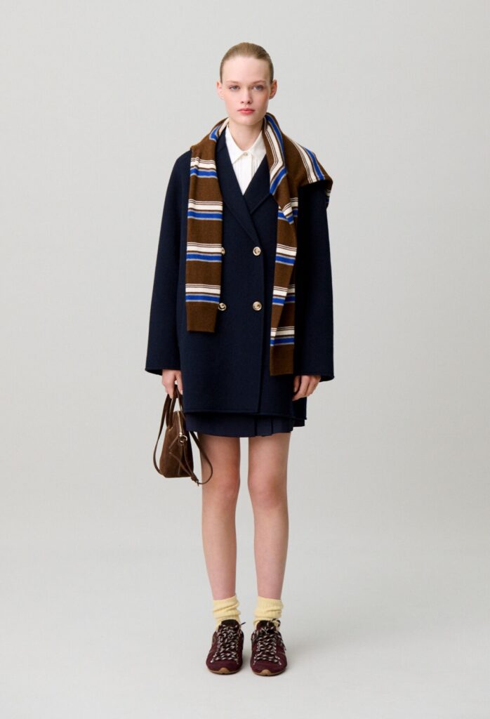 Manteau court en laine double-face bleu marine à col tailleur et double boutonnage doré, Galantcourt de Claudie Pierlot