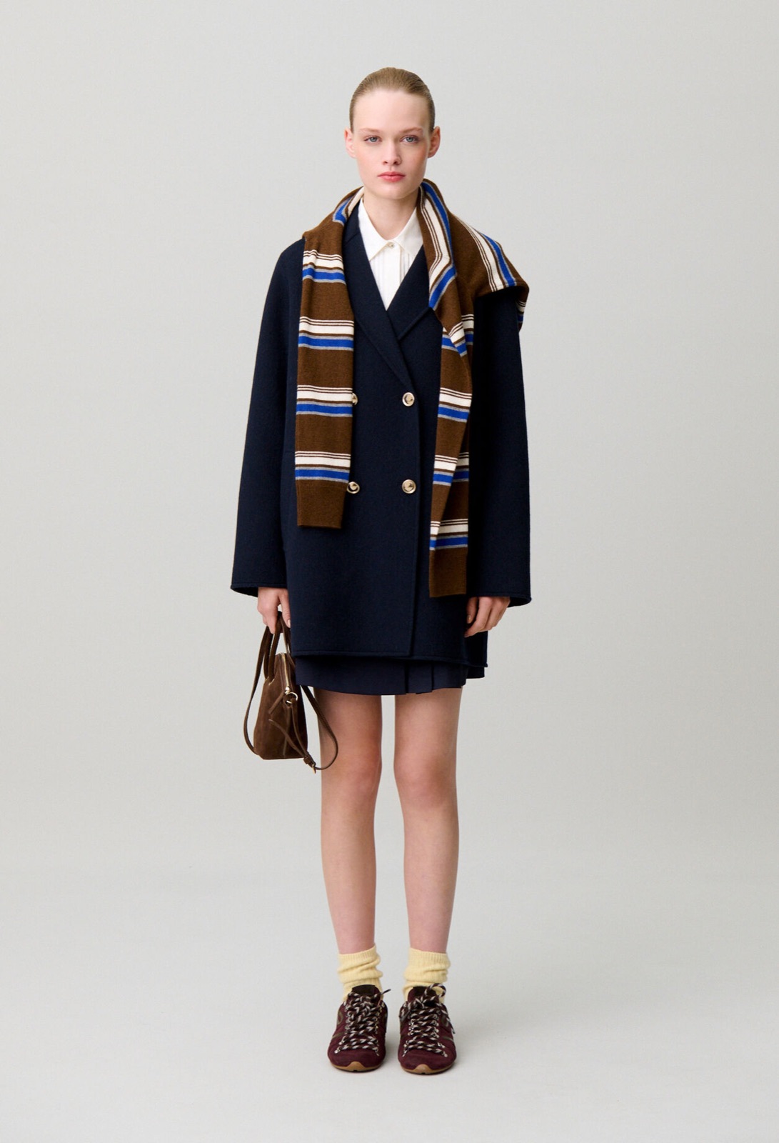Manteau court en laine double-face bleu marine à col tailleur et double boutonnage doré, Galantcourt de Claudie Pierlot