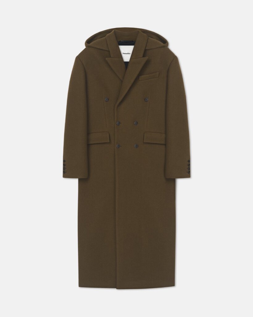 Manteau long croisé Melva de Nanushka en laine feutrée brun kaki, avec capuche