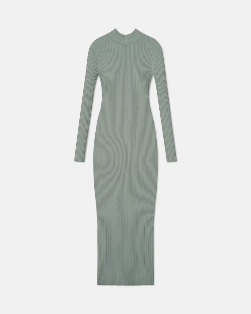 Robe longue Mirell en maille côtelée mérinos vert sauge, col montant et manches longues, de Nanushka