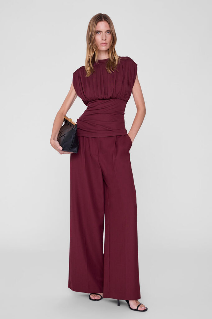 Pantalon Paola d'Anine Bing, large et taille haute en laine bordeaux, porté avec des sandales à talon