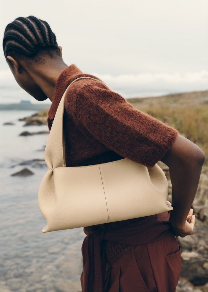 Sac Numéro Neuf East-West de Polène en cuir grainé Sable porté à l'épaule