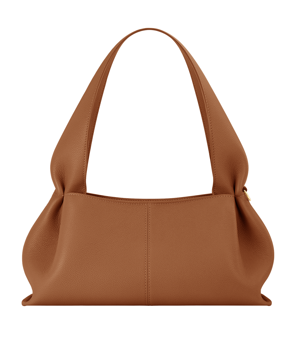 Sac Numéro Neuf East West en cuir grainé camel de Polène, format baguette porté à l'épaule
