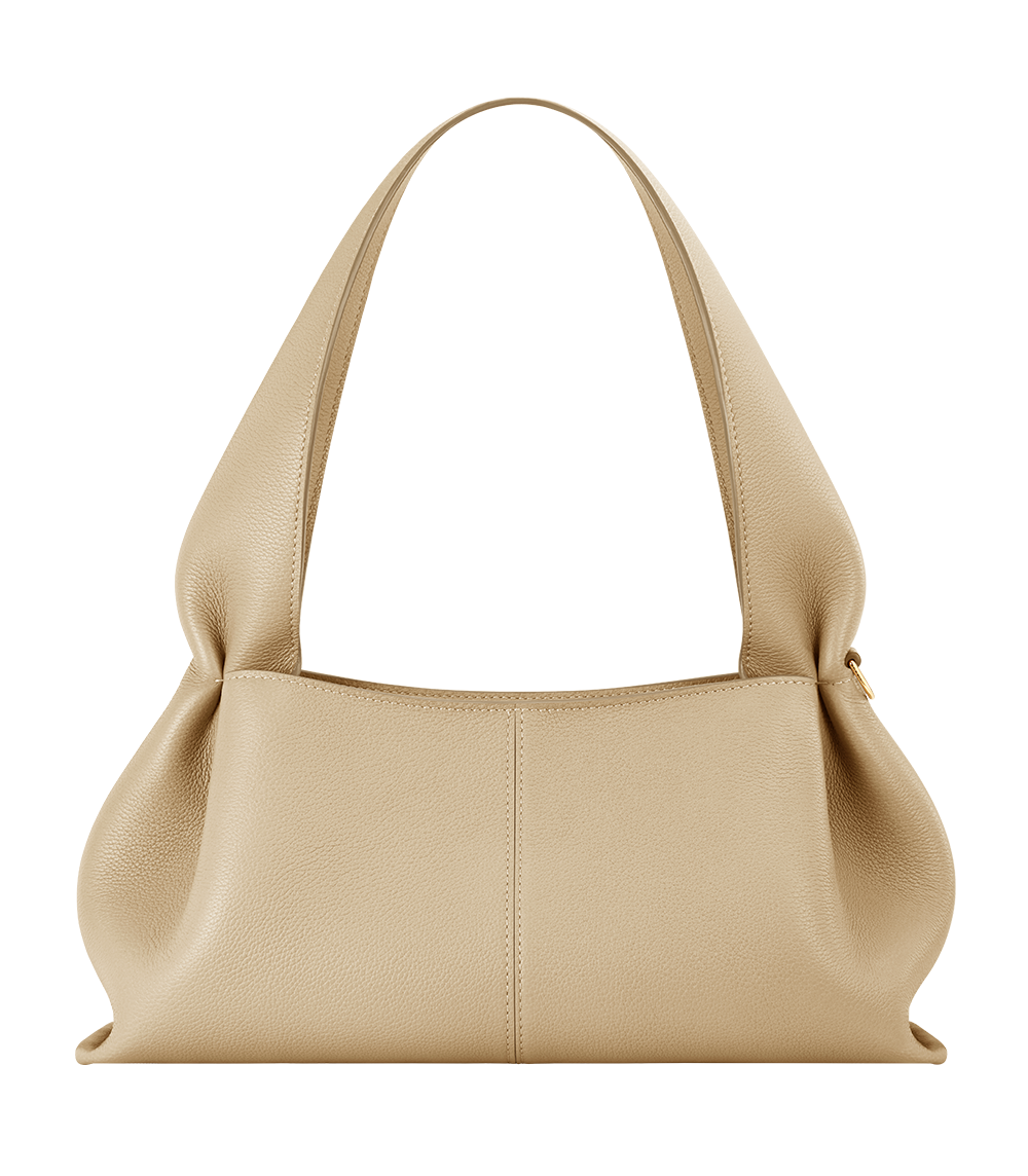 Sac Numéro Neuf East-West de Polène en cuir de veau grainé coloris sable, porté épaule