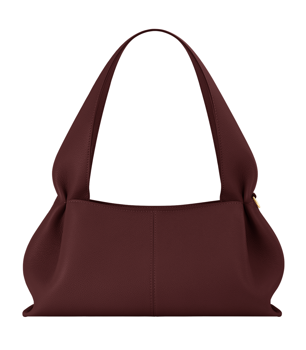 Sac Numéro Neuf East-West de Polène en cuir grainé cerise noire, porté épaule