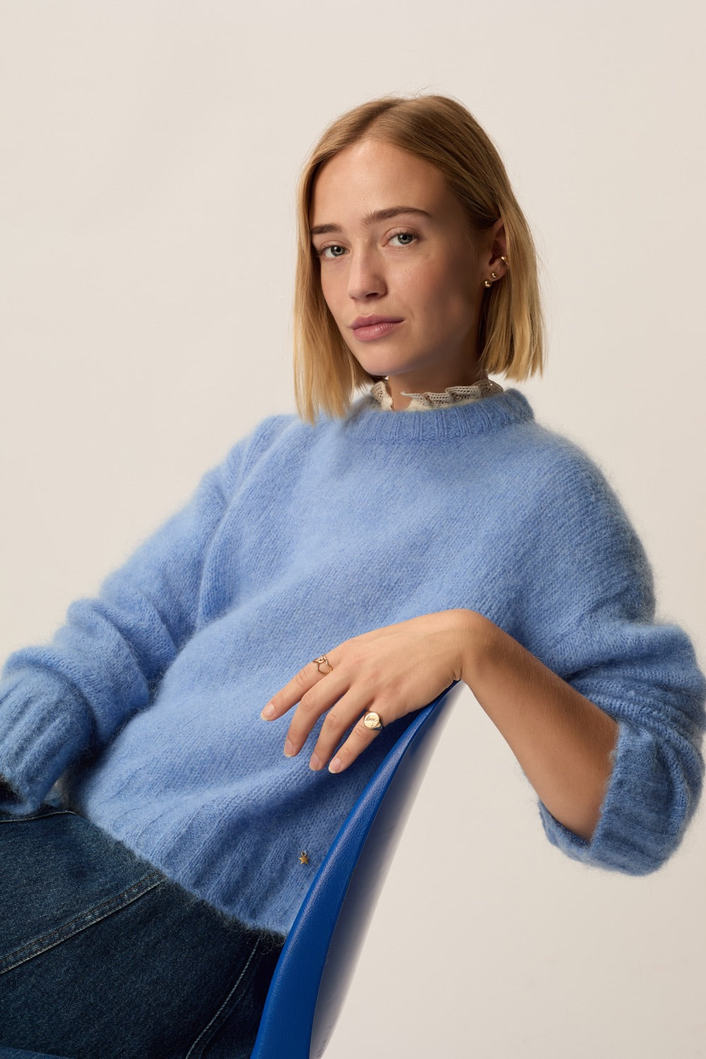 Pull Bloom en mohair et laine mérinos bleu lumineux de Des Petits Hauts, col rond
