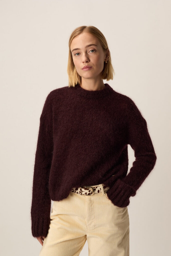 Pull Bloom en mohair et laine coloris prune de Des Petits Hauts, porté sur un pantalon en velours côtelé crème