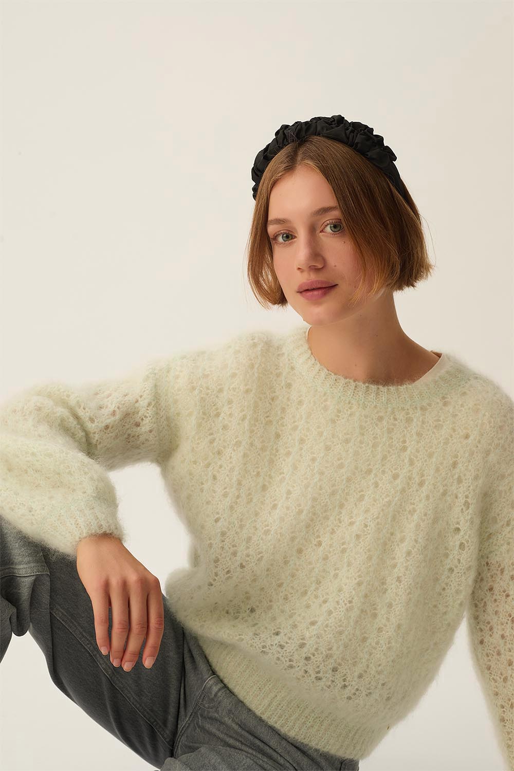 Pull Chimon en maille ajourée de kid mohair et laine mérinos, vert amande, de Des Petits Hauts, porté avec un jean gris