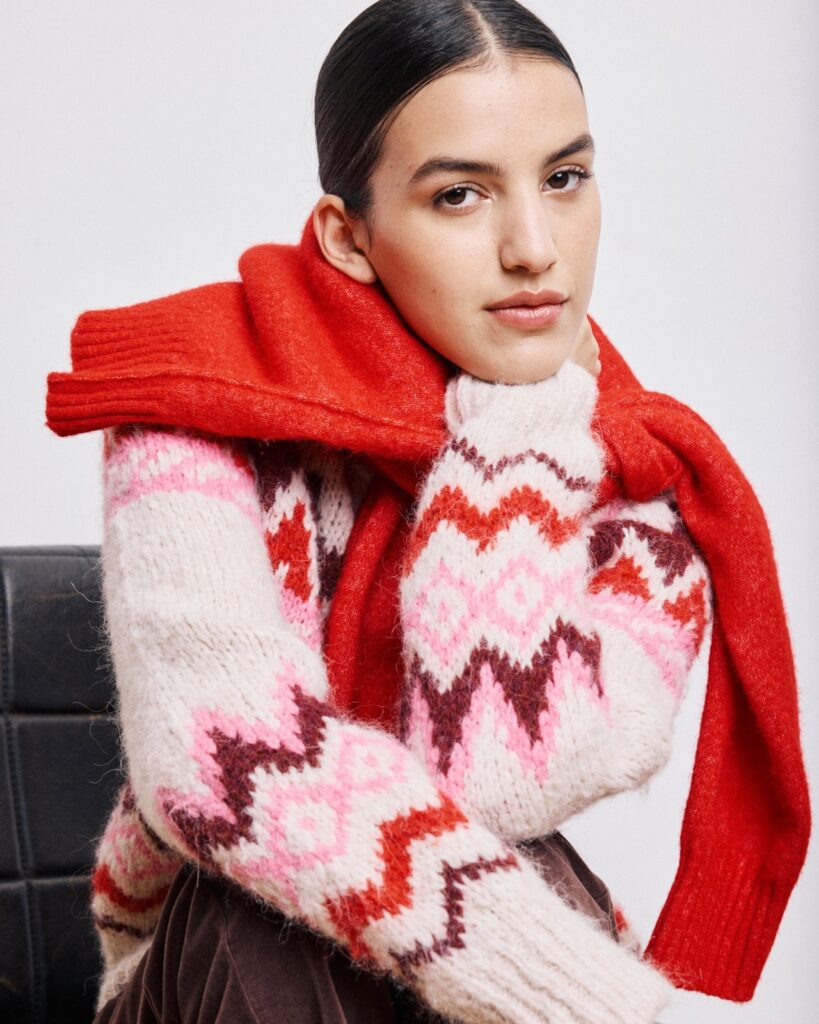 Pull Magie de Hartford en alpaga et laine, motif jacquard nordique écru, rose, rouge et bordeaux