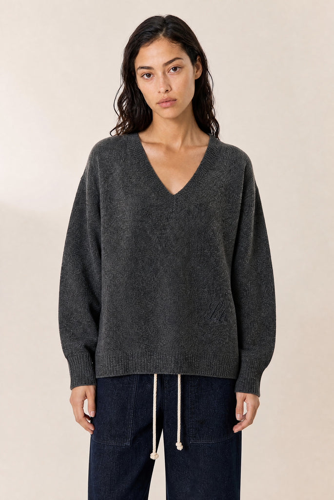 Pull Malya de Leon & Harper en maille yack et mérinos anthracite, col V et coupe ample
