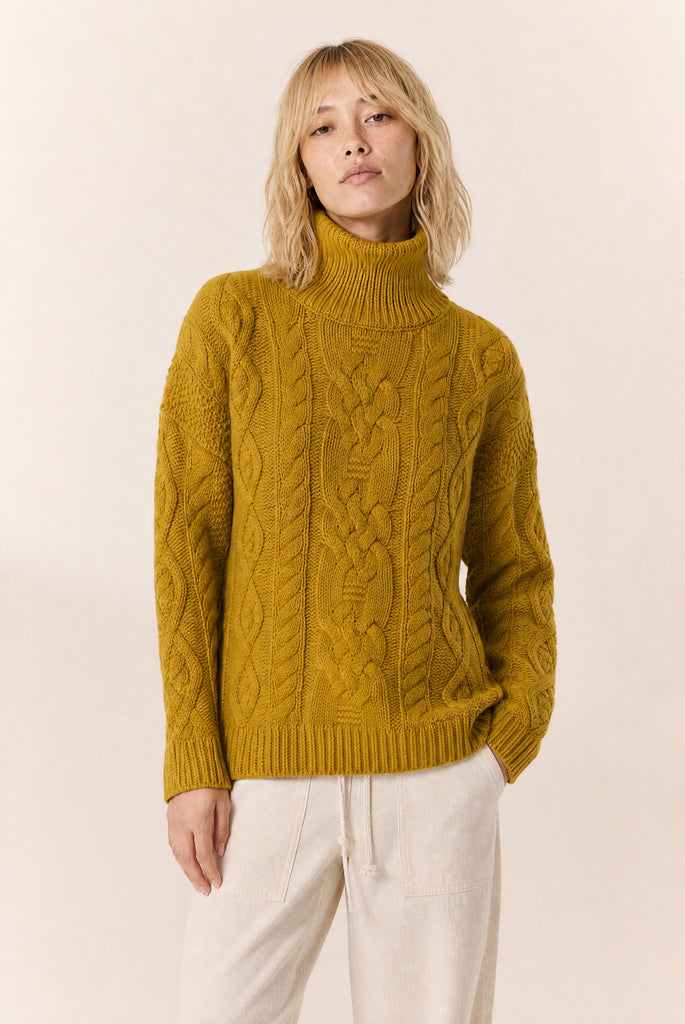 Pull Marlow en maille torsadée jaune moutarde à col roulé de Leon & Harper