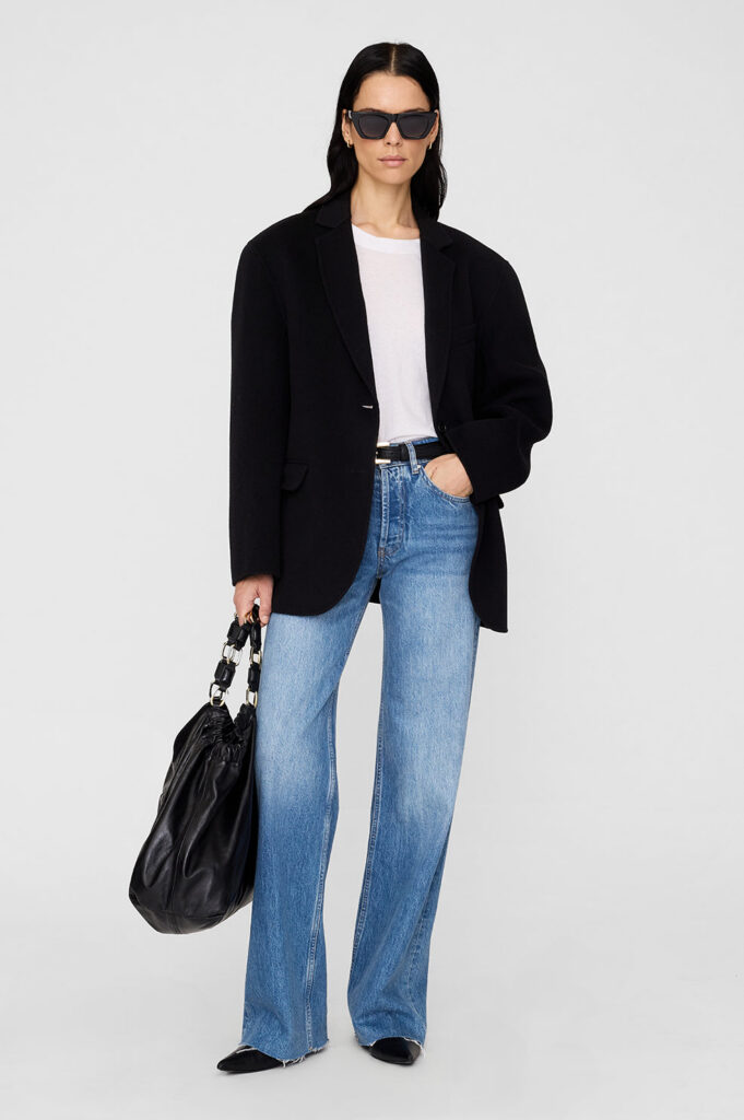Blazer Quinn noir oversize en laine et cachemire d'Anine Bing, porté ouvert sur un tee-shirt blanc et un jean large