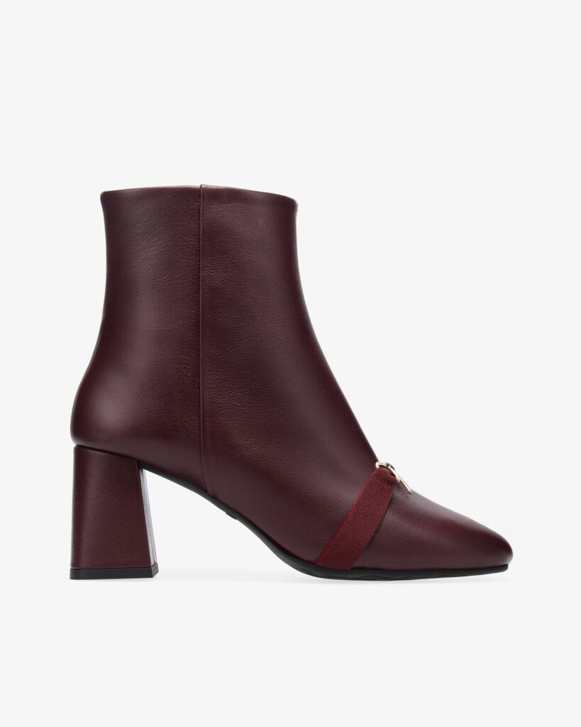 Bottine Phoebe de Repetto en cuir lie-de-vin, bout carré, talon bloc et bande de gros-grain avec nœud métal doré