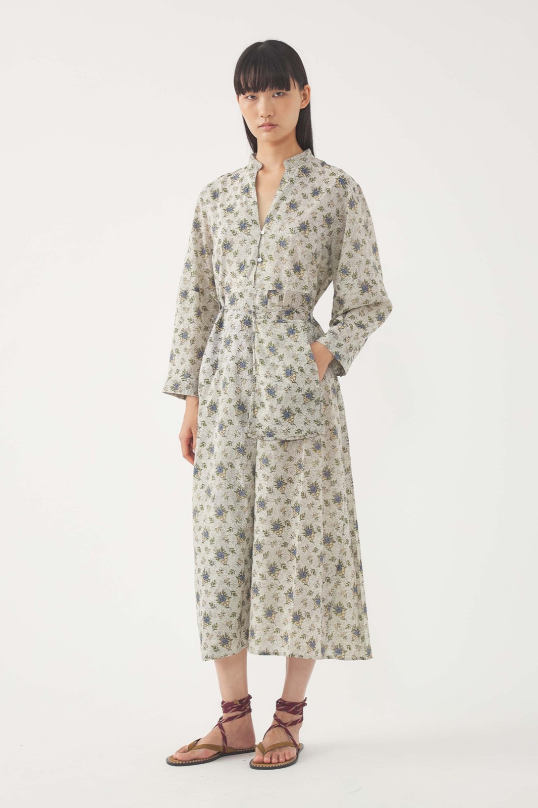 Robe longue Pada d'Antik Batik en voile de coton imprimé de petits bouquets fleuris, col montant et ceinture