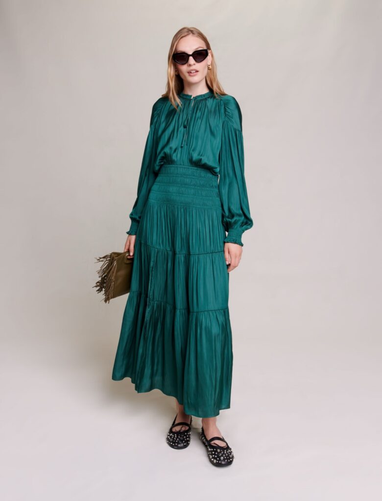 Robe longue en satin vert bouteille Maje, manches longues et jupe à volants