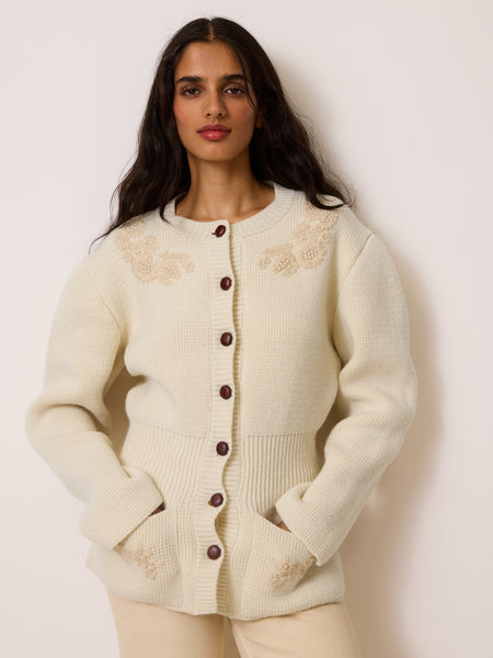 Cardigan Atlas écru de Rouje, maille en laine, roses brodées sur le col et les poches, boutons effet cuir et taille cintrée