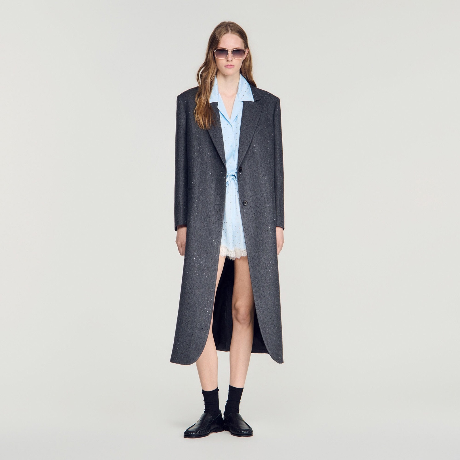 Long manteau de tailleur en laine grise ornée de strass, col cranté, porté ouvert sur une robe chemise bleu ciel - Sandro
