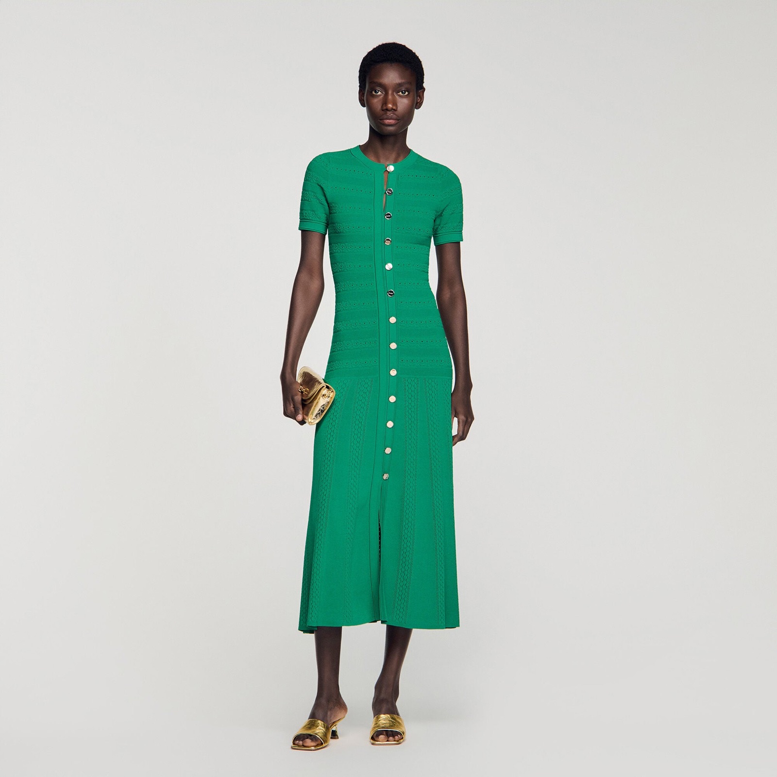 Robe longue en maille ajourée verte Sandro, boutonnée du col à l'ourlet, manches courtes