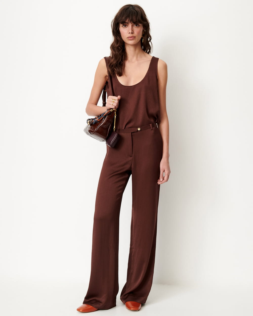 Pantalon Satel moka de Sessùn, coupe légèrement bootcut, porté en total look brun