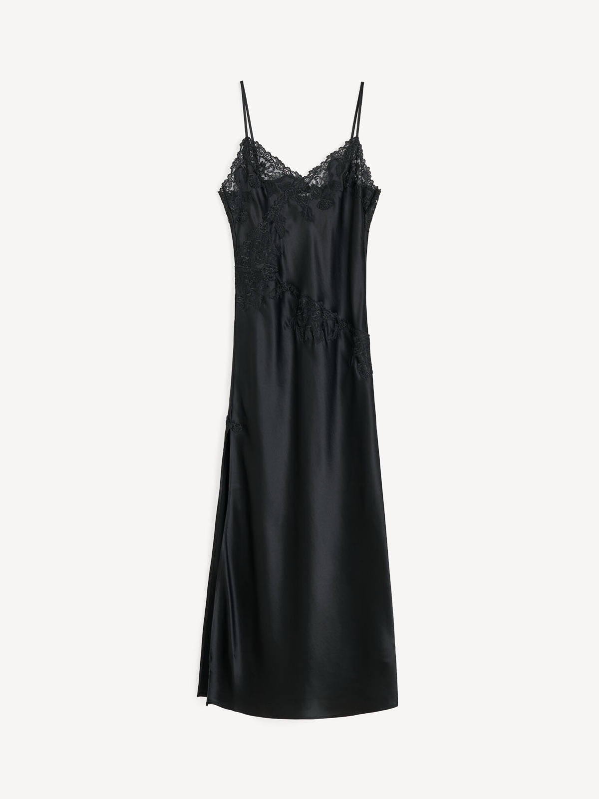 Robe longue Vera en satin noir à empiècements de dentelle fleurie, bretelles fines et fente latérale, By Malene Birger