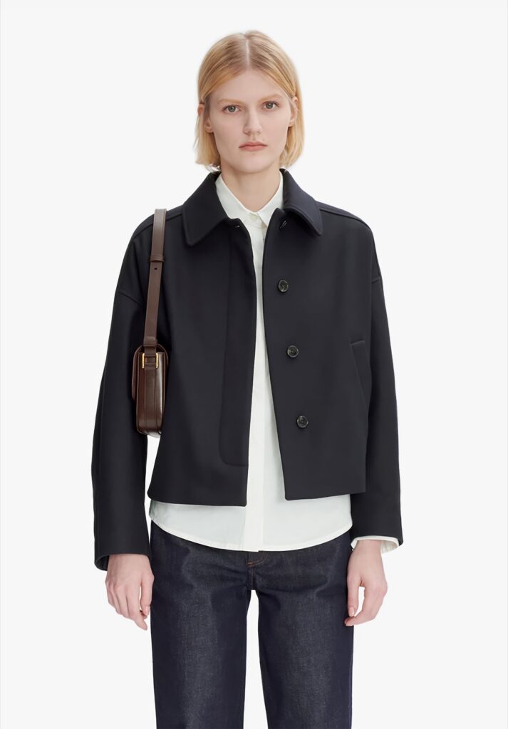 Veste Becca bleu nuit d'A.P.C., coupe courte et boxy en laine et cachemire, portée sur une chemise blanche