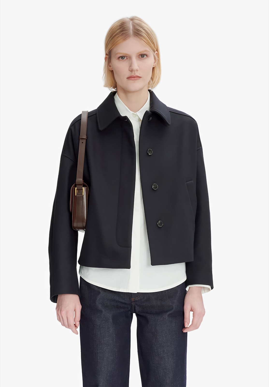 Veste Becca bleu nuit d'A.P.C., coupe courte et boxy en laine et cachemire, portée sur une chemise blanche