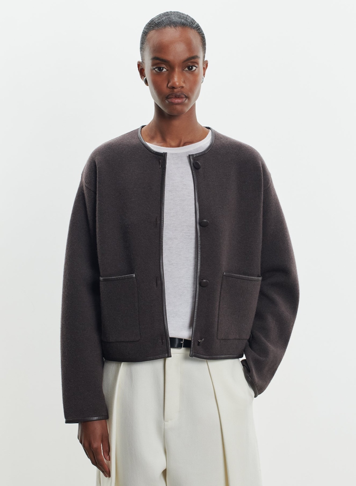 Veste courte couleur chocolat en cachemire et laine gansée de cuir, encolure ronde et boutons recouverts de cuir, Majestic Filatures