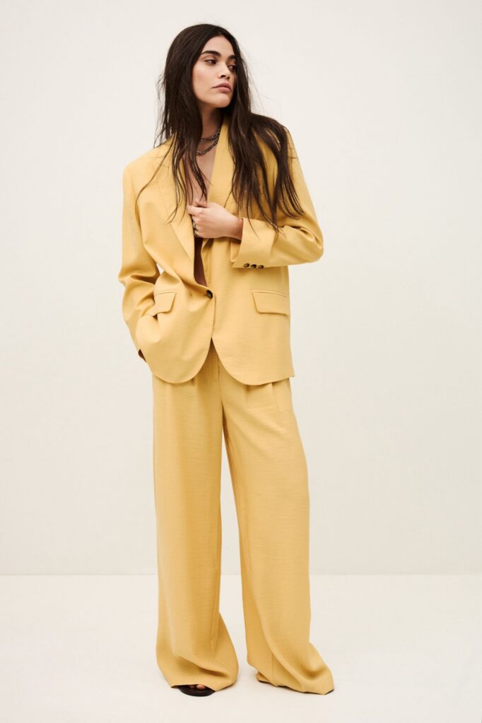 Veste de tailleur Dalena ba&sh jaune paille portée en total look avec pantalon assorti