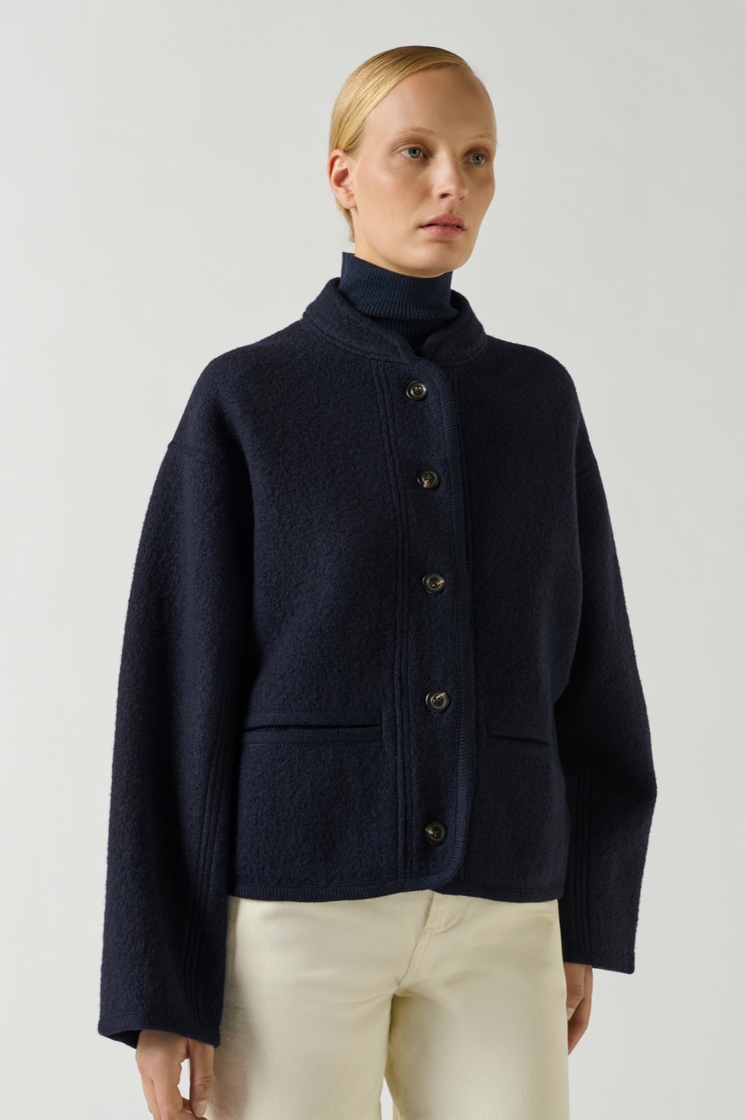 Veste Olympe de Sœur en laine bouillie bleu nuit, col montant boutonné et finitions tressées